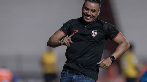 Jair Ventura tem se especializado em tirar pontos do São Paulo.