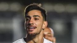 Pedrinho comemora seu gol durante partida contra o Paysandu. Atacante é elogiado na web.