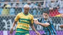 Grêmio recebe o Cuiabá. neste sábado (20). Na foto, Kannemann jogador do Tricolor disputa a bola com Deyverson.
