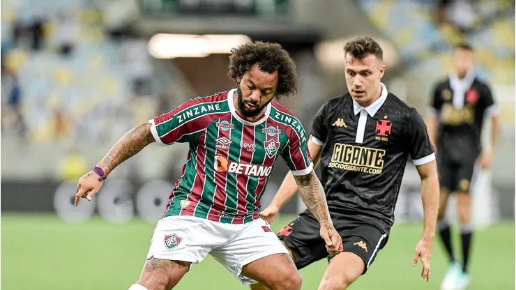 Lance entre Marcelo e Lucas Piton. Fluminense x Vasco se enfrentam neste sábado (20).
