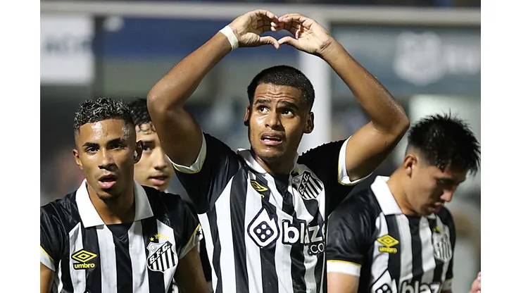 Enzo Monteiro treinou como titular e deve ser o centroavante contra o Paysandu