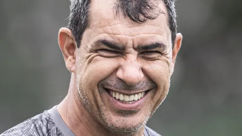 Carille durante treinamento no CT Rei Pelé. Foto: Raul Baretta/ Santos FC.