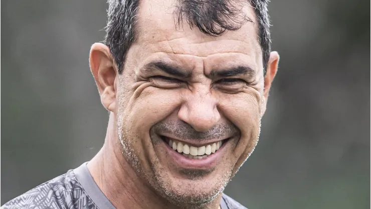 Carille durante treinamento no CT Rei Pelé. Foto: Raul Baretta/ Santos FC.