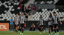 Mateo Ponte (E), comemora seu gol durante vitória contra o Atlético-GO.