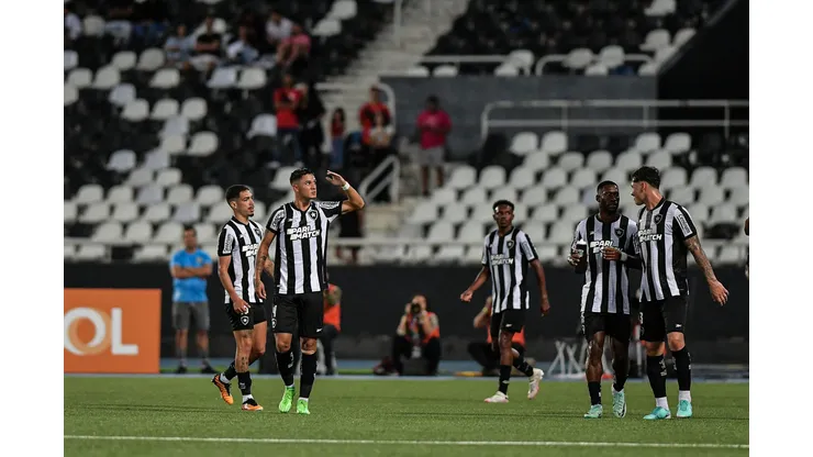 Mateo Ponte (E), comemora seu gol durante vitória contra o Atlético-GO.
