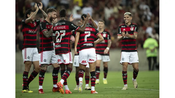 Luiz Araujo jogador do Flamengo comemora seu gol com jogadores do seu time durante partida contra o Sao Paulo no estadio Maracana pelo campeonato Brasileiro A 2024. Foto: Jorge Rodrigues/AGIF