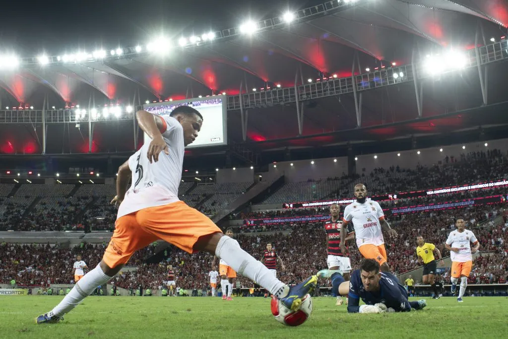 Maicon (à esq), LE do Nova Iguaçu, fez um ótimo Estadual pelo modesto time carioca e interessa ao Santos – Foto: Jorge Rodrigues/AGIF