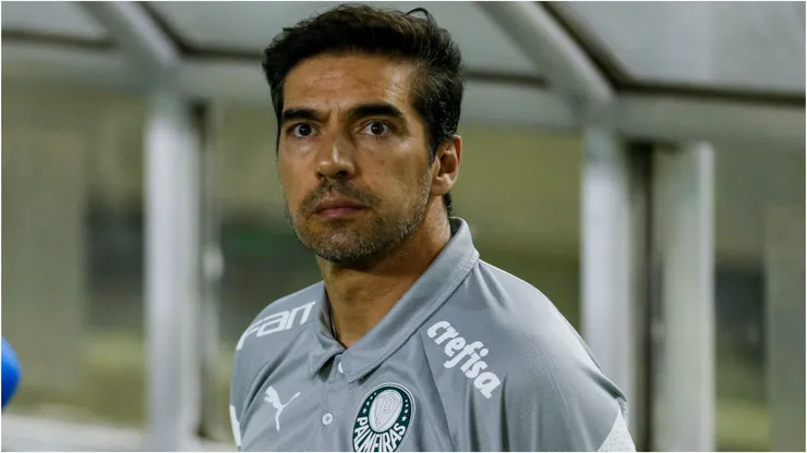 Foto: Ricardo Moreira/Getty Images - Abel Ferreira durante jogo