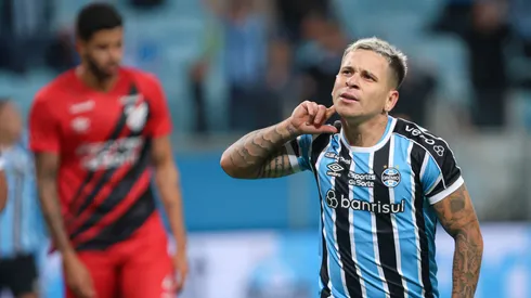 Soteldo comemora seu gol pelo Gremio contra o Athletico-PR. Foto: Maxi Franzoi/AGIF