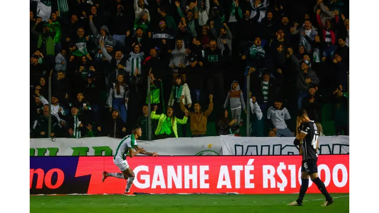 Lucas Barbosa jogador do Juventude comemora seu gol durante partida contra o Corinthians no estadio Alfredo Jaconi pelo campeonato Brasileiro A 2024. Foto: Luiz Erbes/AGIF
