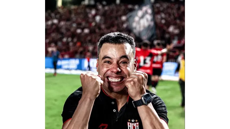 Jair Ventura comemorando o tricampeonato Estadual com Atlético-GO. Foto: Atlético-GO