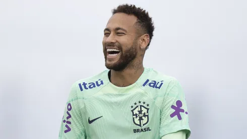 Neymar em treinado da Seleção Brasileira. O Menino da Vila tem sido visto constantemente vivenciando o momento do Peixe