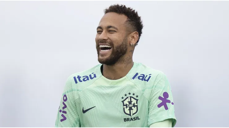 Neymar em treinado da Seleção Brasileira. O Menino da Vila tem sido visto constantemente vivenciando o momento do Peixe
