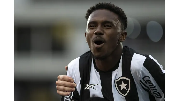 Jeffinho deve entrar no ataque de Artur Jorge contra o Atlético-GO