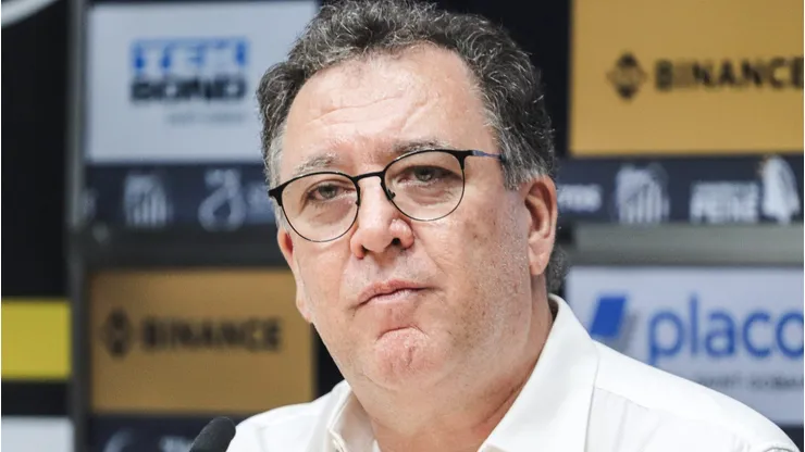 Marcelo Teixeira em coletiva de imprensa na Vila Belmiro