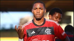 A diretoria está correndo contra o tempo para acertar a renovação do jogador por mais quatro anos