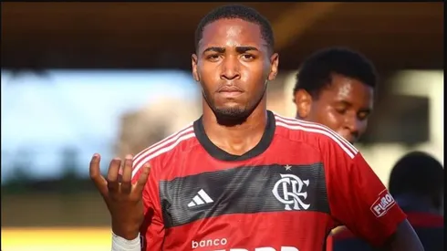 A diretoria está correndo contra o tempo para acertar a renovação do jogador por mais quatro anos