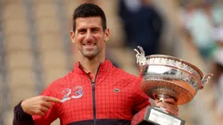 Novak Djokovic com o troféu de Roland Garros (Foto: Clive Brunskill/Getty Images)