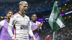 Arrascaeta comemora gol no Allianz Parque com a torcida do Flamengo, em jogo do Campeonato Brasileiro de 2023. Foto: Miguel Schincariol/Getty Images)