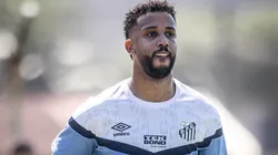 Jorge foi contratado em 2024 por empréstimo, mas não atuou em nenhum jogo com Carille - Foto: Raul Baretta/Santos FC