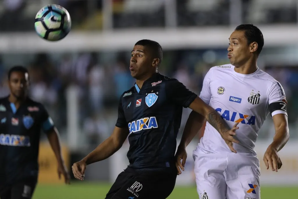 Ricardo Oliveira do Santos disputa lance com Bergson do Paysandu durante partida pela Copa do Brasil 2017 na Vila Belmiro. Foto: Marcello Zambrana/AGIF