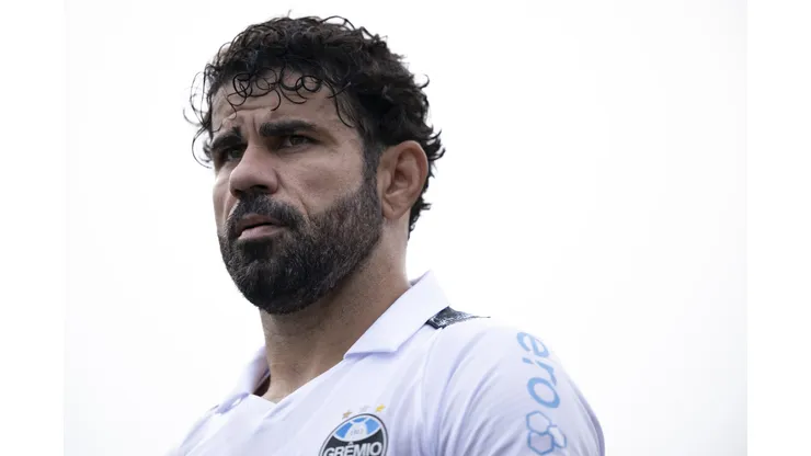 Diego Costa foi cortado para jogo contra o Athletico-PR por dores no joelho