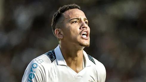 Gustavo Martins em ação pelo Imortal. O defensor pode sair na próxima janela