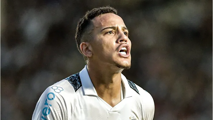 Gustavo Martins em ação pelo Imortal. O defensor pode sair na próxima janela