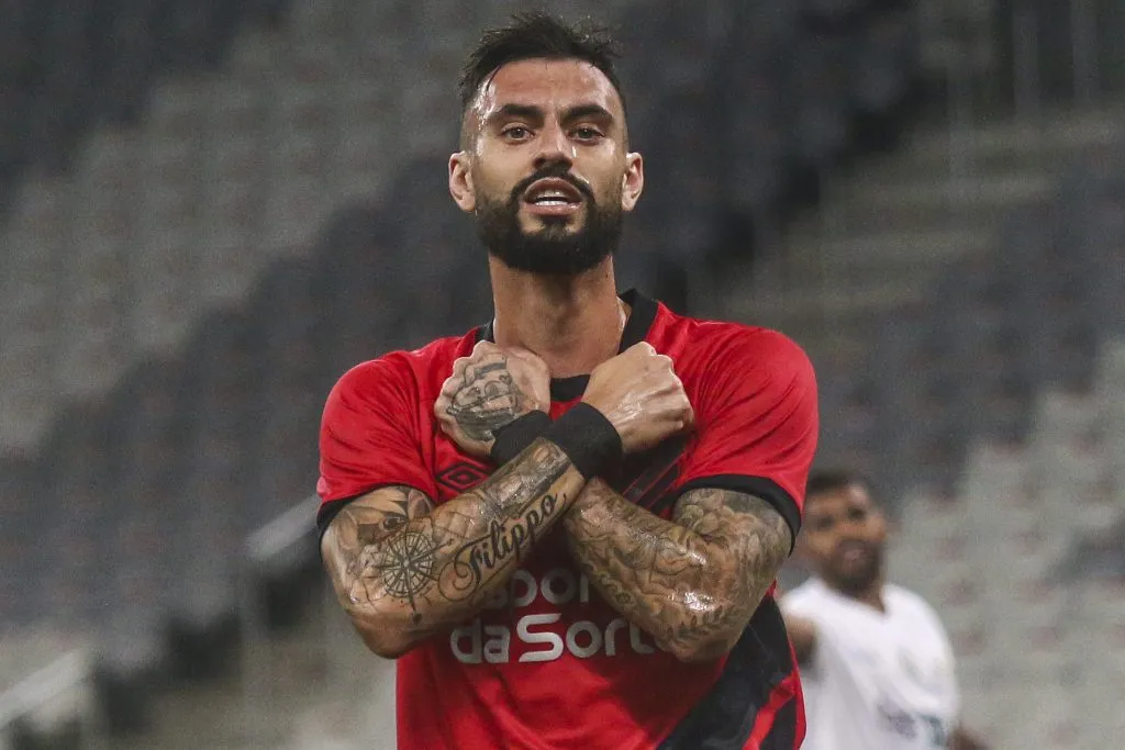 Mastriani jogador do Athletico-PR comemora seu gol durante partida contra o PSTC no estadio Arena da Baixada pelo campeonato Paranaense 2024. Foto: Gabriel Machado/AGIF