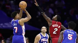 Kyle Lowry contra Terry Rozier II em Sixers x Heat, válido pela temporada regular da NBA, na Filadélfia (Foto: Tim Nwachukwu/Getty Images)
