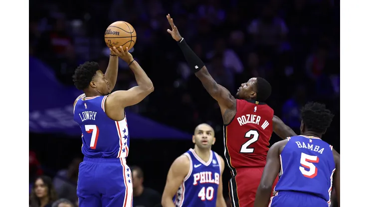 Kyle Lowry contra Terry Rozier II em Sixers x Heat, válido pela temporada regular da NBA, na Filadélfia (Foto: Tim Nwachukwu/Getty Images)