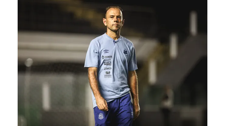 Kleiton Lima tecnico do Santos durante partida contra o Corinthians no estadio Vila Belmiro pelo campeonato Brasileiro A Feminino 2024.