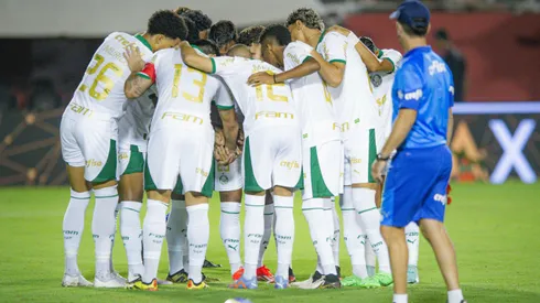 Jogadores do Palmeiras posam para foto antes na partida contra Vitoria no estadio Barradao pelo campeonato Brasileiro A 2024.