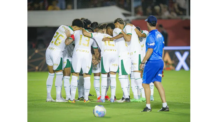 Jogadores do Palmeiras posam para foto antes na partida contra Vitoria no estadio Barradao pelo campeonato Brasileiro A 2024.