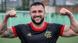 Arthur Piccoli com a camisa do Flamengo Foto: Paula Reis/Marlon Goulart/Flamengo)