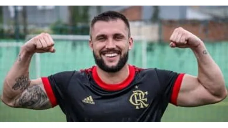 Arthur Piccoli com a camisa do Flamengo Foto: Paula Reis/Marlon Goulart/Flamengo)