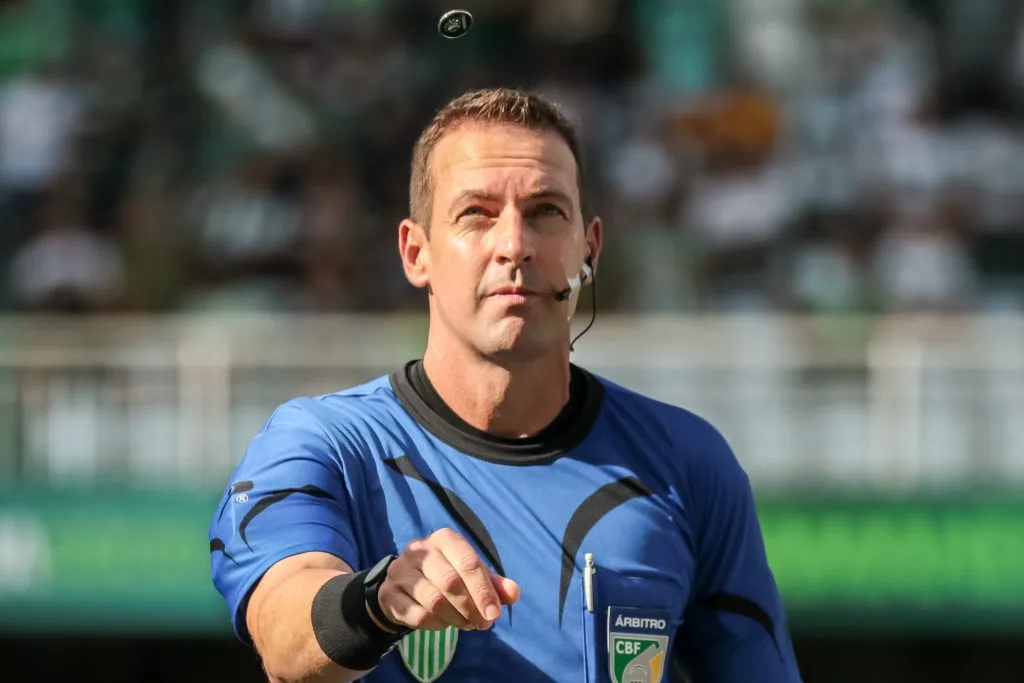 Árbitro Lucas Paulo Torezin durante partida entre Coritiba e Athletico-PR, pelo Campeonato Paranaense em 2022. Foto: Robson Mafra/AGIF
