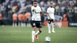 Maycon conduz a bola na partida contra o Atlético-MG na Neo Química Arena, pelo Campeonato Brasileiro. Foto: Leonardo Lima/AGIF