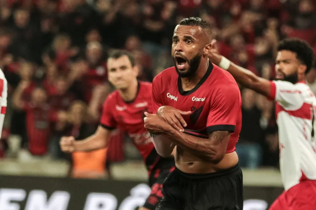 Alex Santana comemora gol pelo Athletico-PR - Foto: Robson Mafra/AGIF