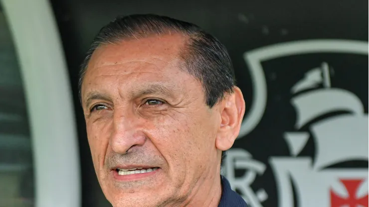 Ramón Díaz durante partida contra o Gremio pelo Brasileirão 2024. Treinador não vai perder atacante.