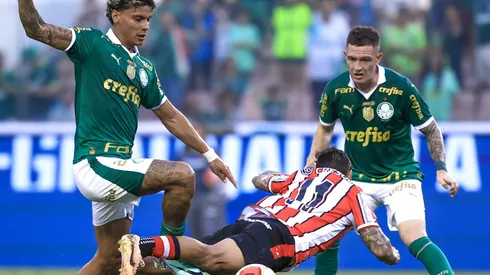 Aníbal Moreno e Richard Ríos atuando juntos em jogo do Campeonato Paulista contra o Botafogo-SP. Foto: Marcello Zambrana/AGIF