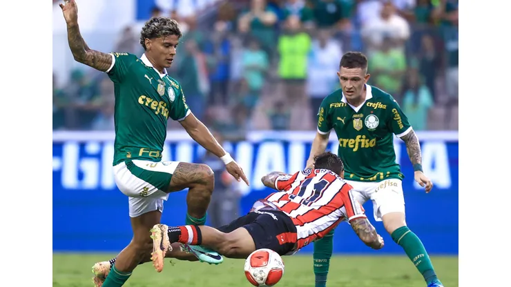 Aníbal Moreno e Richard Ríos atuando juntos em jogo do Campeonato Paulista contra o Botafogo-SP. Foto: Marcello Zambrana/AGIF