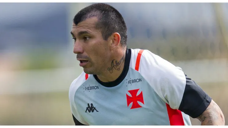 Medel em treino do CT Moacyr Barbosa. O zagueirão virou dúvida