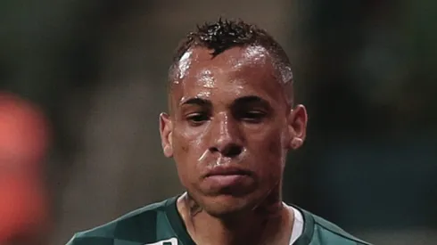 Breno Lopes comemora gol durante partida do Brasileirão 2023. Atacante pode deixar o Palmeiras para jogar no Peixe.