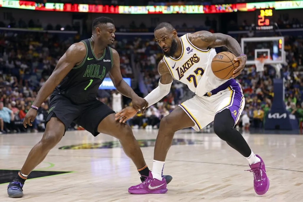 Lebron James encara Zion Williamson em jogo entre Lakers x Pelicans