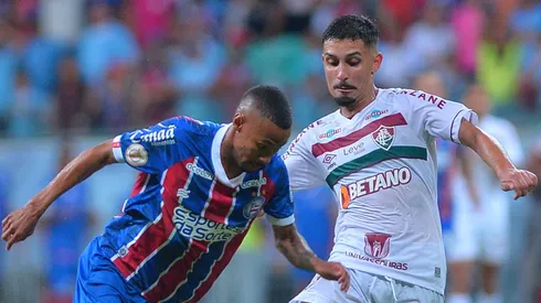 Ademir e Daniel dividem a bola em partida entre Bahia e Fluminense. Foto: Walmir Cirne/AGIF