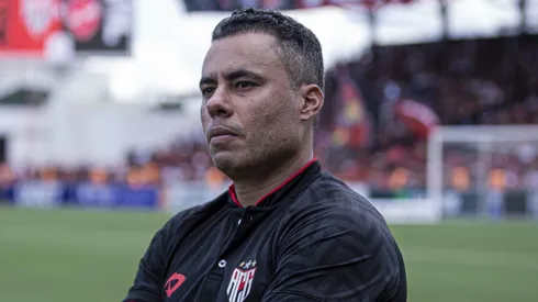 GO - GOIANIA - 07/04/2024 - GOIANO 2024, ATLETICO-GO X VILA NOVA-GO FINAL - Jair Ventura tecnico do Atletico-GO durante partida contra o Vila Nova-GO no estadio Antonio Accioly pelo campeonato Goiano 2024. Foto: Heber Gomes/AGIF