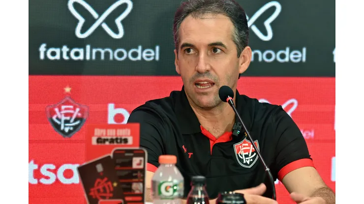 Léo Condé elogiou em entrevista coletiva o Palmeiras.