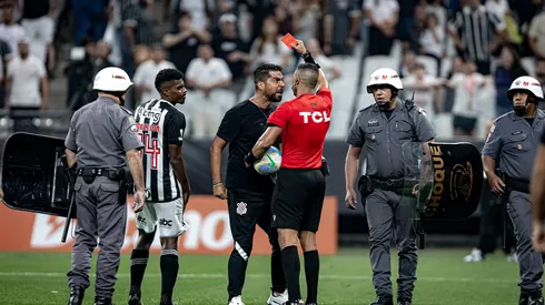 Momento em que o treinador recebe o cartão vermelho