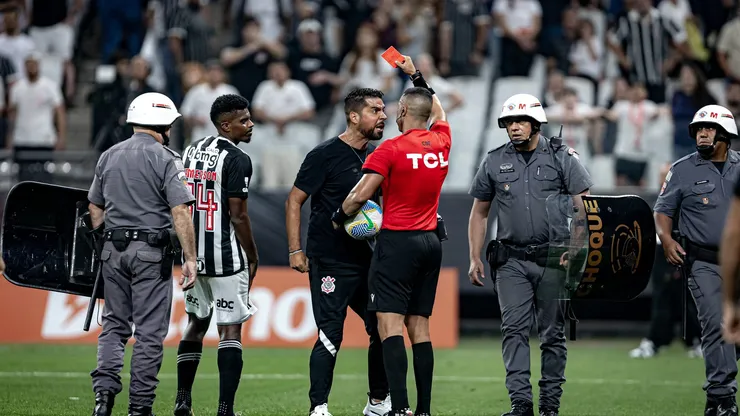 Momento em que o treinador recebe o cartão vermelho